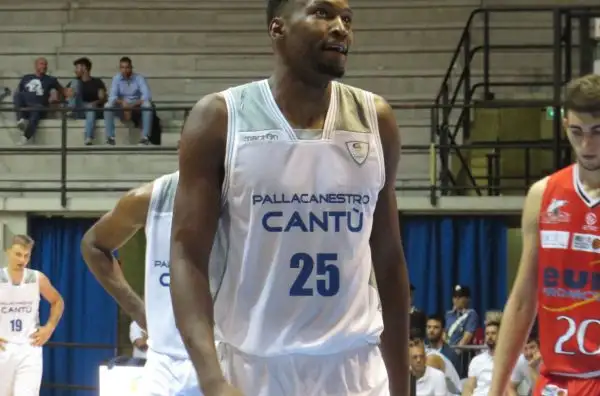 Nel secondo match del venerdì al Trofeo Lombardia Gani Lawal ha guidato la sua squadra alla vittoria.