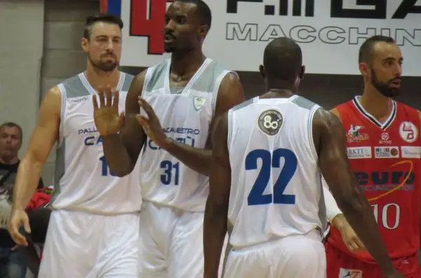 Nel secondo match del venerdì al Trofeo Lombardia Gani Lawal ha guidato la sua squadra alla vittoria.