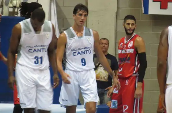 Nel secondo match del venerdì al Trofeo Lombardia Gani Lawal ha guidato la sua squadra alla vittoria.