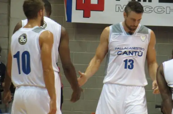 Nel secondo match del venerdì al Trofeo Lombardia Gani Lawal ha guidato la sua squadra alla vittoria.