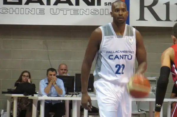 Nel secondo match del venerdì al Trofeo Lombardia Gani Lawal ha guidato la sua squadra alla vittoria.