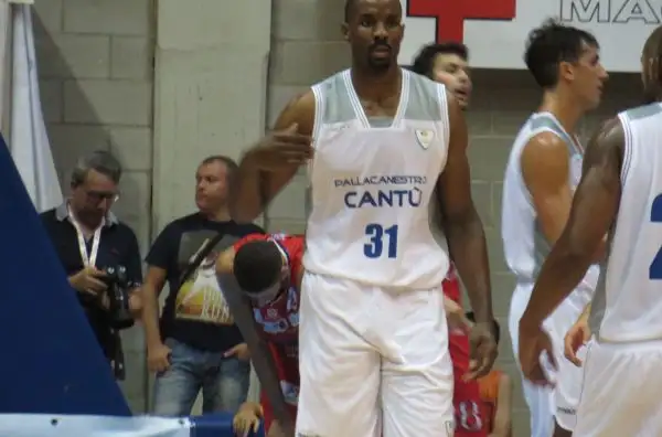 Nel secondo match del venerdì al Trofeo Lombardia Gani Lawal ha guidato la sua squadra alla vittoria.