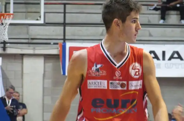 Nel secondo match del venerdì al Trofeo Lombardia Gani Lawal ha guidato la sua squadra alla vittoria.
