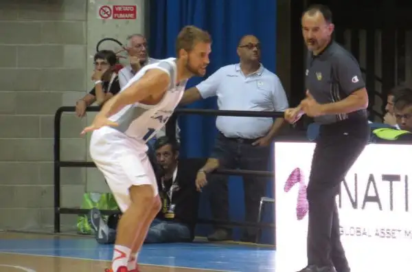 Nel secondo match del venerdì al Trofeo Lombardia Gani Lawal ha guidato la sua squadra alla vittoria.