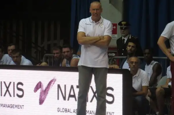 Nel secondo match del venerdì al Trofeo Lombardia Gani Lawal ha guidato la sua squadra alla vittoria.