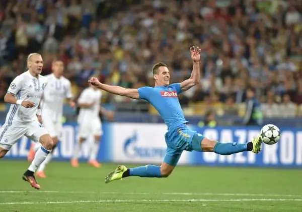 Il Napoli vince al debutto in Champions portandosi in testa al girone B.. Gli azzurri trionfano in rimonta grazie alla doppietta di Milik, di Garmash il vantaggio iniziale degli ucraini.