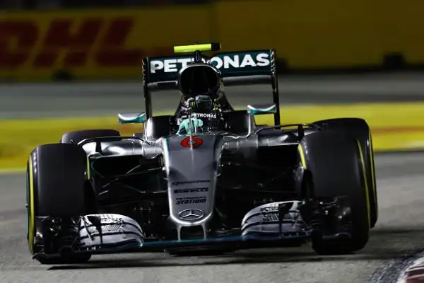 Rosberg, vittoria e sorpasso Mondiale. Ferrari giù dal podio.