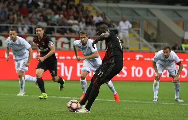 Con il gol di Bacca nel primo tempo ed il rigore trasformato da Njang nella ripresa i rossoneri conquistano i 3 punti a San Siro contro la squadra di Simone Inzaghi.