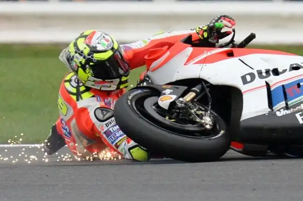 Maverick Viñales ha vinto, dominando, il Gran Premio di Gran Bretagna. Sul tracciato di Silverstone il centauro della Suzuki ha comandato la corsa, chiudendo davanti a Crutchclow e Valentino Rossi.
