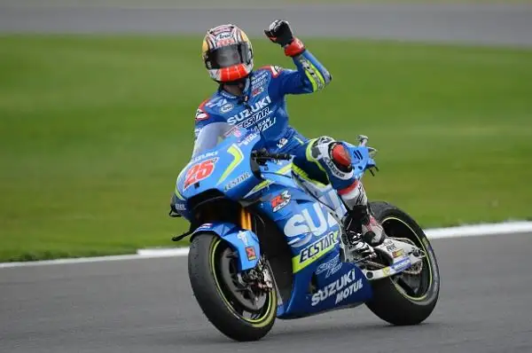 Maverick Viñales ha vinto, dominando, il Gran Premio di Gran Bretagna. Sul tracciato di Silverstone il centauro della Suzuki ha comandato la corsa, chiudendo davanti a Crutchclow e Valentino Rossi.