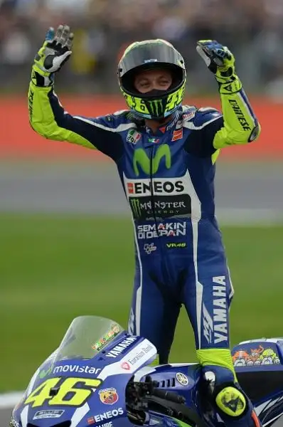 Maverick Viñales ha vinto, dominando, il Gran Premio di Gran Bretagna. Sul tracciato di Silverstone il centauro della Suzuki ha comandato la corsa, chiudendo davanti a Crutchclow e Valentino Rossi.
