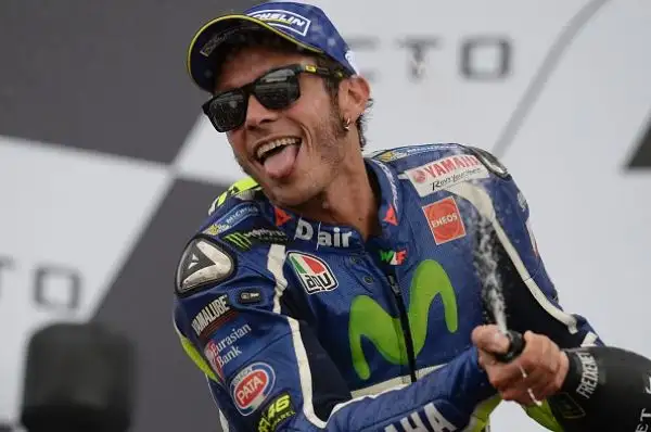 Maverick Viñales ha vinto, dominando, il Gran Premio di Gran Bretagna. Sul tracciato di Silverstone il centauro della Suzuki ha comandato la corsa, chiudendo davanti a Crutchclow e Valentino Rossi.