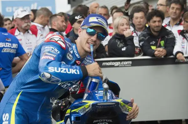 Maverick Viñales ha vinto, dominando, il Gran Premio di Gran Bretagna. Sul tracciato di Silverstone il centauro della Suzuki ha comandato la corsa, chiudendo davanti a Crutchclow e Valentino Rossi.