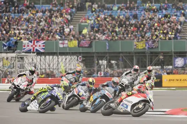 Maverick Viñales ha vinto, dominando, il Gran Premio di Gran Bretagna. Sul tracciato di Silverstone il centauro della Suzuki ha comandato la corsa, chiudendo davanti a Crutchclow e Valentino Rossi.