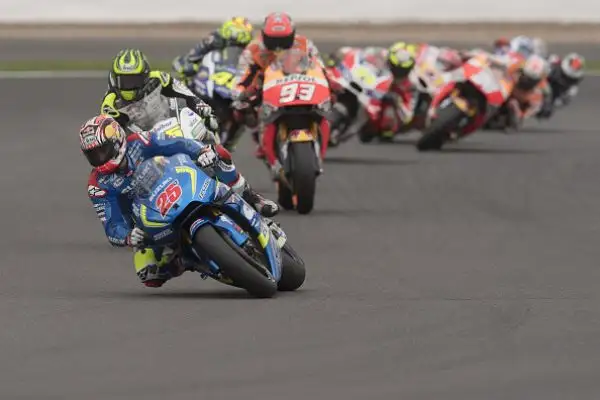 Maverick Viñales ha vinto, dominando, il Gran Premio di Gran Bretagna. Sul tracciato di Silverstone il centauro della Suzuki ha comandato la corsa, chiudendo davanti a Crutchclow e Valentino Rossi.