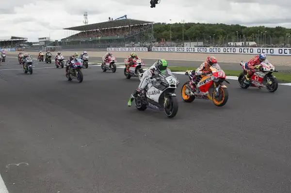 Maverick Viñales ha vinto, dominando, il Gran Premio di Gran Bretagna. Sul tracciato di Silverstone il centauro della Suzuki ha comandato la corsa, chiudendo davanti a Crutchclow e Valentino Rossi.