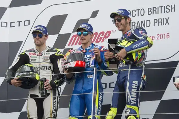 Maverick Viñales ha vinto, dominando, il Gran Premio di Gran Bretagna. Sul tracciato di Silverstone il centauro della Suzuki ha comandato la corsa, chiudendo davanti a Crutchclow e Valentino Rossi.