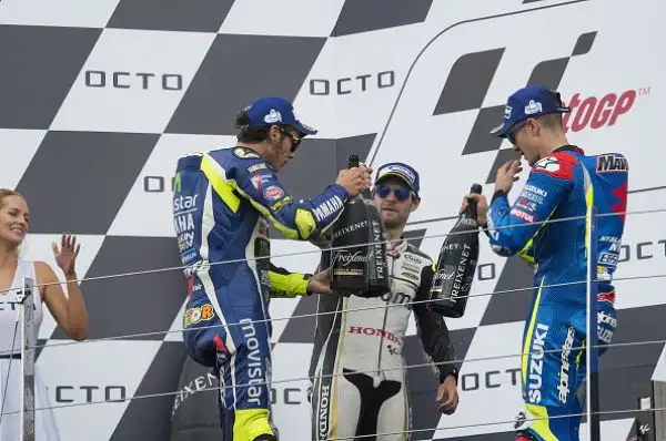 Maverick Viñales ha vinto, dominando, il Gran Premio di Gran Bretagna. Sul tracciato di Silverstone il centauro della Suzuki ha comandato la corsa, chiudendo davanti a Crutchclow e Valentino Rossi.