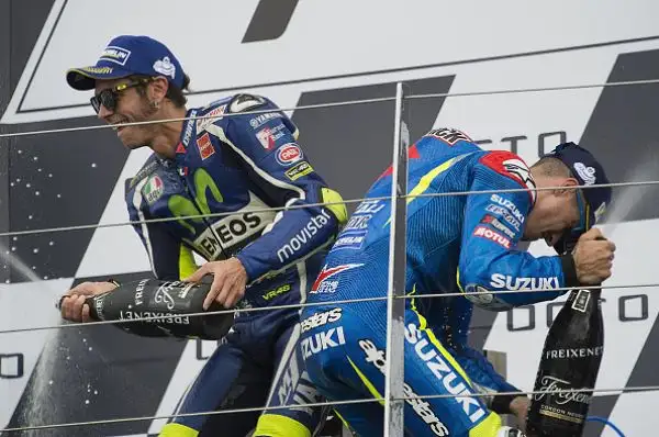 Maverick Viñales ha vinto, dominando, il Gran Premio di Gran Bretagna. Sul tracciato di Silverstone il centauro della Suzuki ha comandato la corsa, chiudendo davanti a Crutchclow e Valentino Rossi.