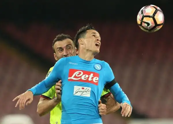 Milik porta il Napoli in vetta. Il polacco entra e risolve la partita con il Bologna, sconfitto 3-1.