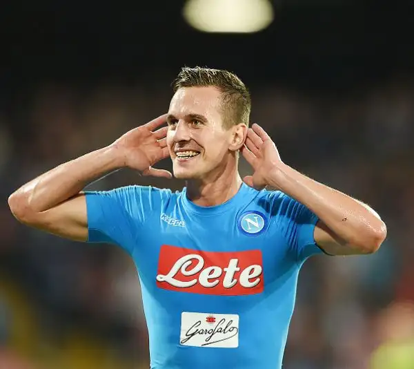 Milik porta il Napoli in vetta. Il polacco entra e risolve la partita con il Bologna, sconfitto 3-1.