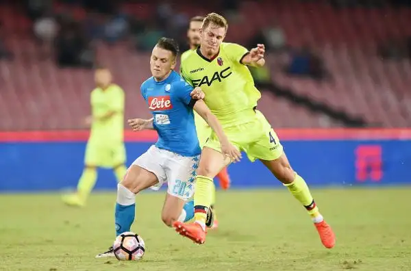 Milik porta il Napoli in vetta. Il polacco entra e risolve la partita con il Bologna, sconfitto 3-1.