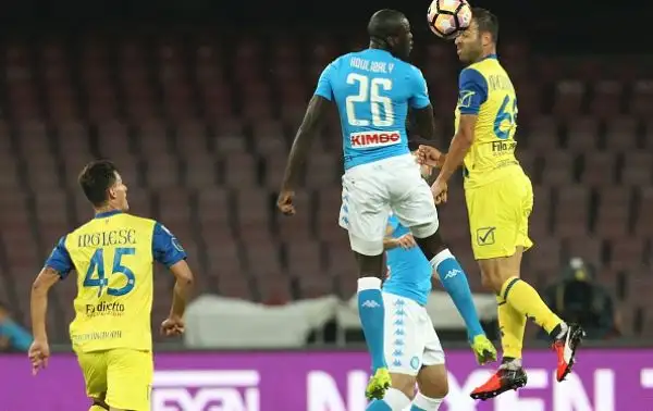 Gabbia-Hamsik, il Napoli risponde alla Juve. Gli azzurri regolano per 2-0 il Chievo.