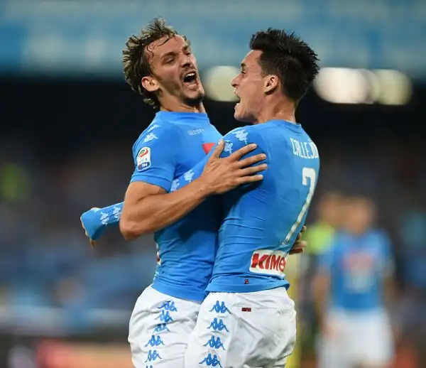 Gabbia-Hamsik, il Napoli risponde alla Juve. Gli azzurri regolano per 2-0 il Chievo.