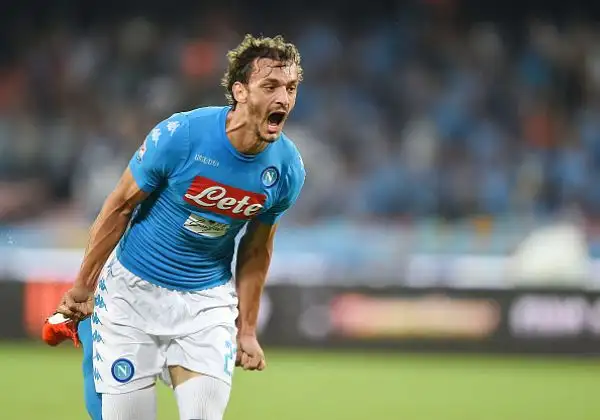 Gabbia-Hamsik, il Napoli risponde alla Juve. Gli azzurri regolano per 2-0 il Chievo.