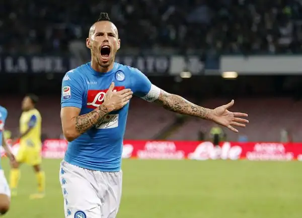 Gabbia-Hamsik, il Napoli risponde alla Juve. Gli azzurri regolano per 2-0 il Chievo.