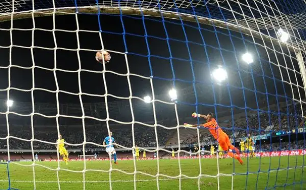 Gabbia-Hamsik, il Napoli risponde alla Juve. Gli azzurri regolano per 2-0 il Chievo.