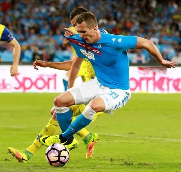 Gabbia-Hamsik, il Napoli risponde alla Juve. Gli azzurri regolano per 2-0 il Chievo.