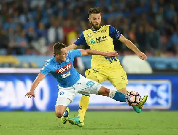 Gabbia-Hamsik, il Napoli risponde alla Juve. Gli azzurri regolano per 2-0 il Chievo.