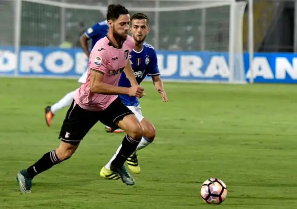 Juve al minimo, basta un autogol. La squadra di Allegri non brilla e soffre a tratti, ma passa a Palermo.