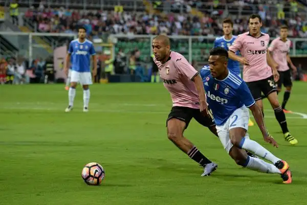 Juve al minimo, basta un autogol. La squadra di Allegri non brilla e soffre a tratti, ma passa a Palermo.