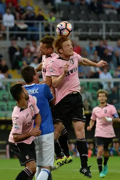Juve al minimo, basta un autogol. La squadra di Allegri non brilla e soffre a tratti, ma passa a Palermo.