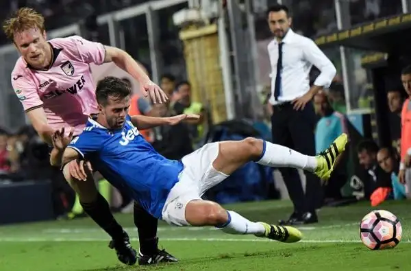 Juve al minimo, basta un autogol. La squadra di Allegri non brilla e soffre a tratti, ma passa a Palermo.