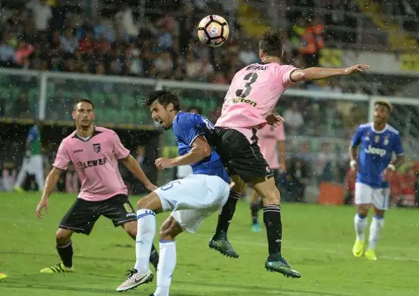 Juve al minimo, basta un autogol. La squadra di Allegri non brilla e soffre a tratti, ma passa a Palermo.