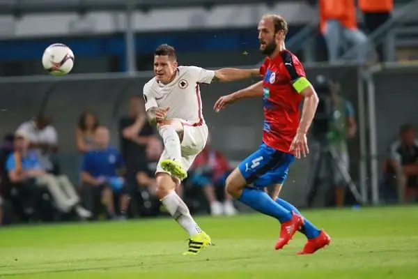 La Roma non va oltre il pari contro il Viktoria Plzen: dopo essere passata subito in vantaggio grazie a un rigore trasformato da Diego Perotti, al 3', i giallorossi hanno subito il pari otto dopo.