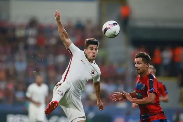 La Roma non va oltre il pari contro il Viktoria Plzen: dopo essere passata subito in vantaggio grazie a un rigore trasformato da Diego Perotti, al 3', i giallorossi hanno subito il pari otto dopo.