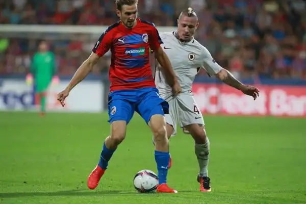 La Roma non va oltre il pari contro il Viktoria Plzen: dopo essere passata subito in vantaggio grazie a un rigore trasformato da Diego Perotti, al 3', i giallorossi hanno subito il pari otto dopo.