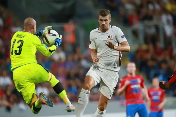 La Roma non va oltre il pari contro il Viktoria Plzen: dopo essere passata subito in vantaggio grazie a un rigore trasformato da Diego Perotti, al 3', i giallorossi hanno subito il pari otto dopo.
