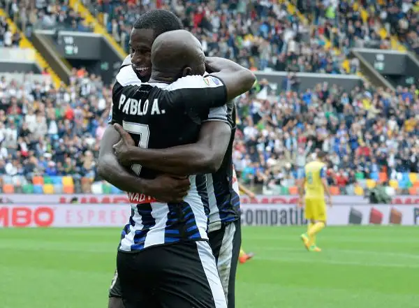Cacciatore beffa l'Udinese allo scadere. Una rete del difensore veronese in pieno recupero ribalta il risultato dopo il vantaggio di Zapata.