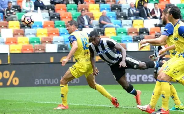 Cacciatore beffa l'Udinese allo scadere. Una rete del difensore veronese in pieno recupero ribalta il risultato dopo il vantaggio di Zapata.