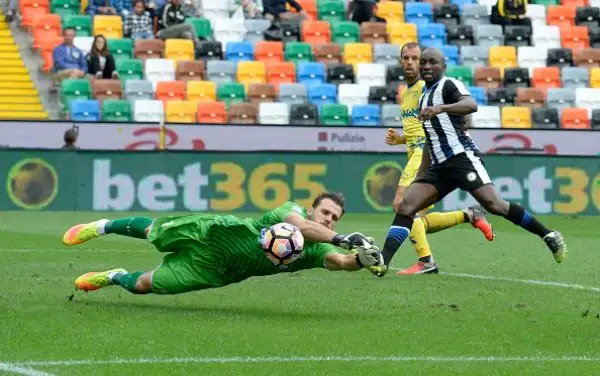 Cacciatore beffa l'Udinese allo scadere. Una rete del difensore veronese in pieno recupero ribalta il risultato dopo il vantaggio di Zapata.