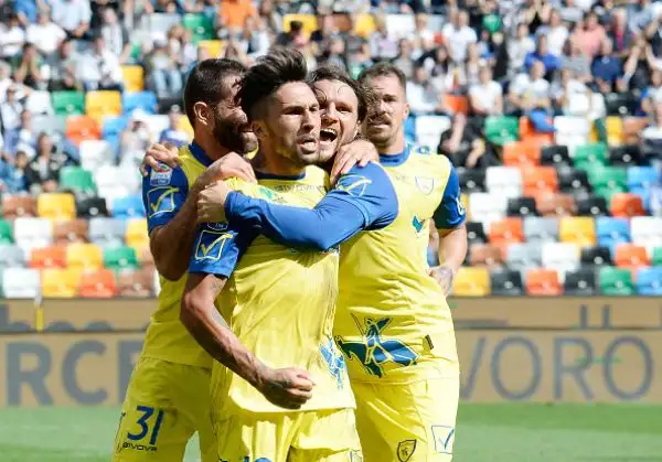 Cacciatore beffa l'Udinese allo scadere. Una rete del difensore veronese in pieno recupero ribalta il risultato dopo il vantaggio di Zapata.