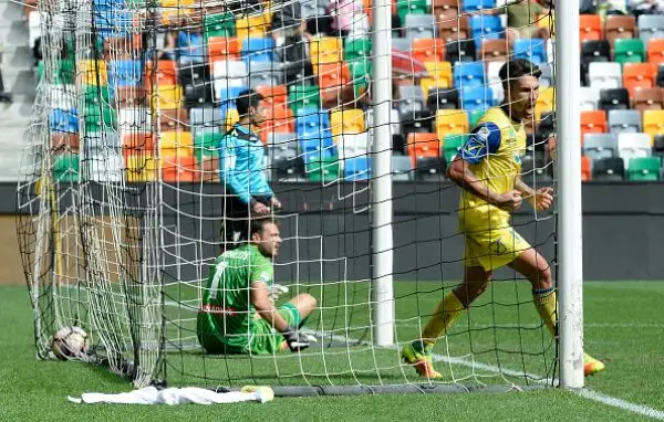 Cacciatore beffa l'Udinese allo scadere. Una rete del difensore veronese in pieno recupero ribalta il risultato dopo il vantaggio di Zapata.