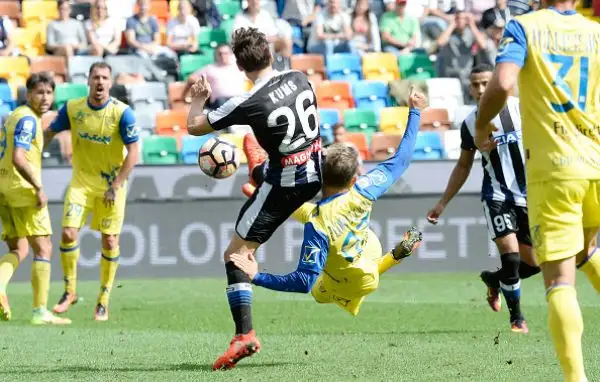 Cacciatore beffa l'Udinese allo scadere. Una rete del difensore veronese in pieno recupero ribalta il risultato dopo il vantaggio di Zapata.