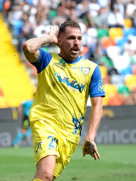 Cacciatore beffa l'Udinese allo scadere. Una rete del difensore veronese in pieno recupero ribalta il risultato dopo il vantaggio di Zapata.