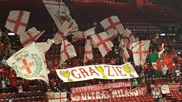 Grandi coreografie in curva per festeggiare la vittoria della prima Supercoppa della storia dell'Olimpia.